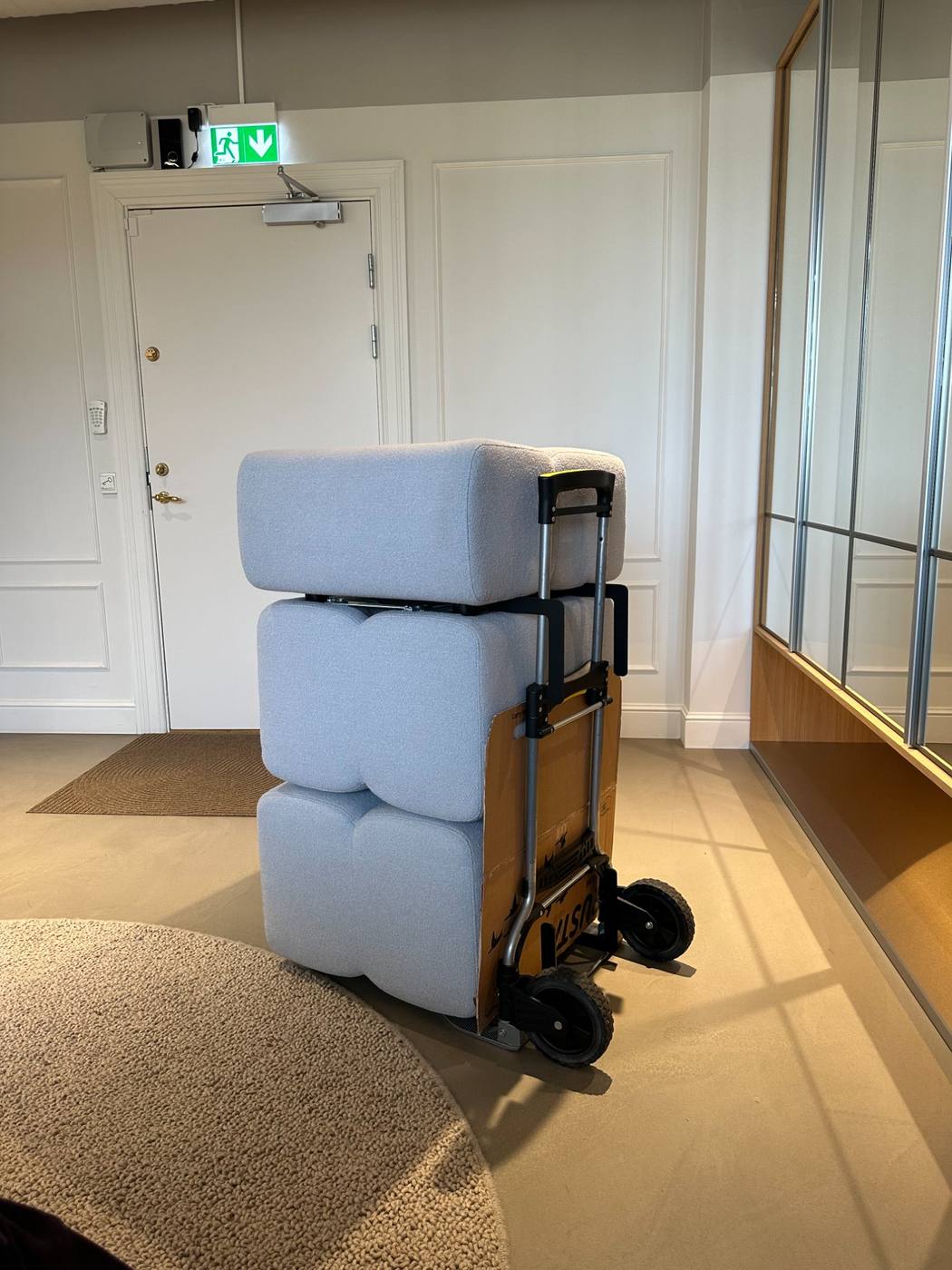 KEEEP-moduler bæres inn — kompakt format for standard dører og trapper.